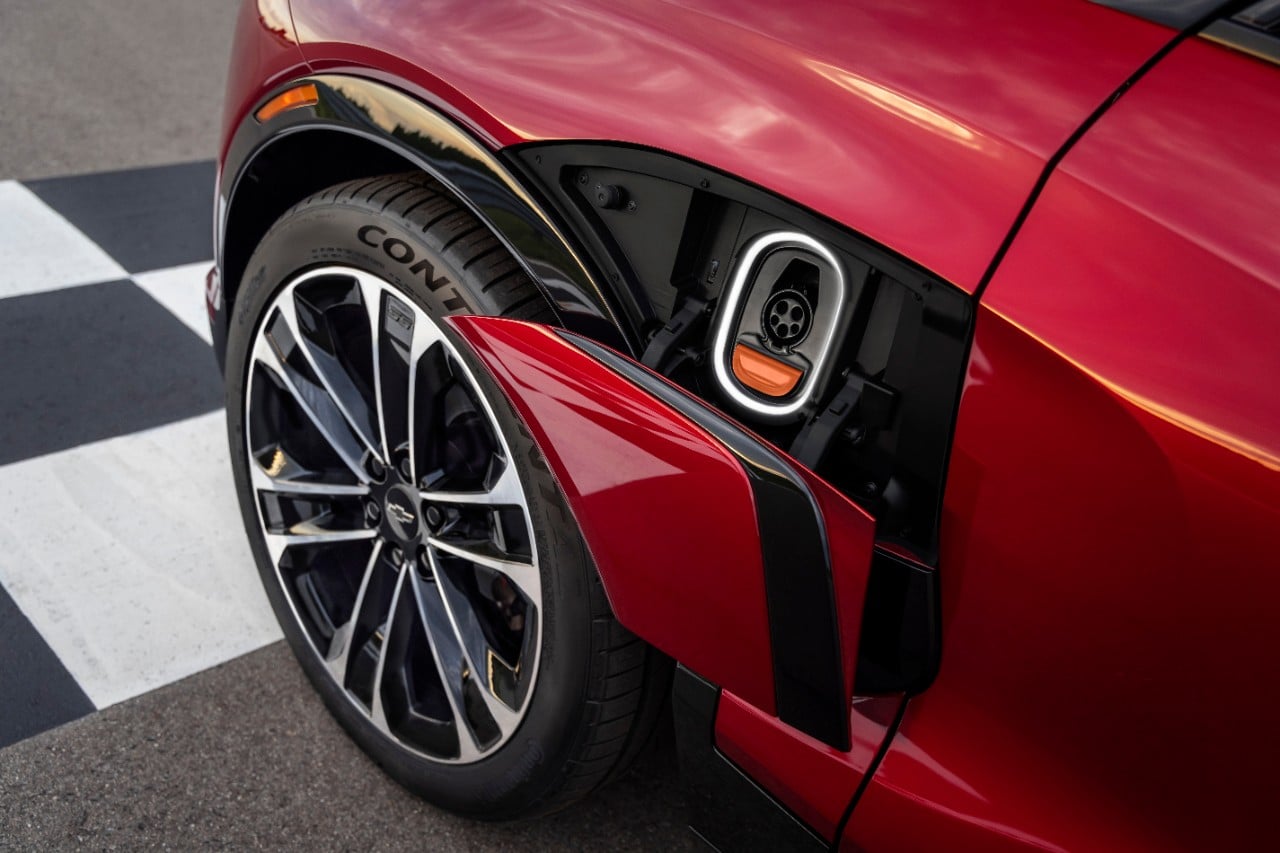 Close-up of a car dashboard display showing 90% charge with 13 seconds remaining.